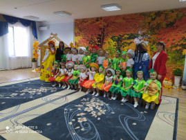 Заглянул осенний праздник в детский сад... Заглянул осенний праздник в детский сад.